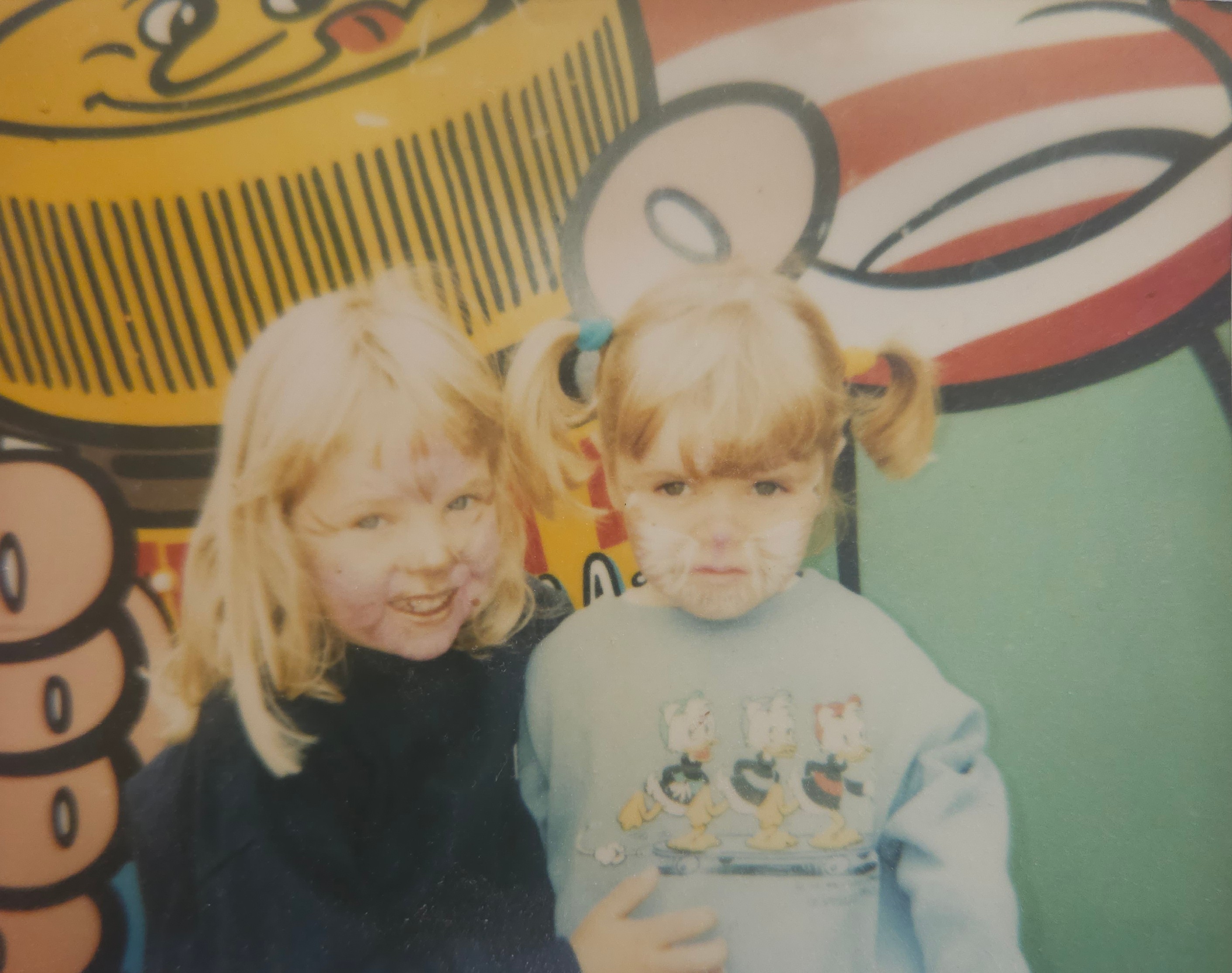 Twee meisjes bij een attractie